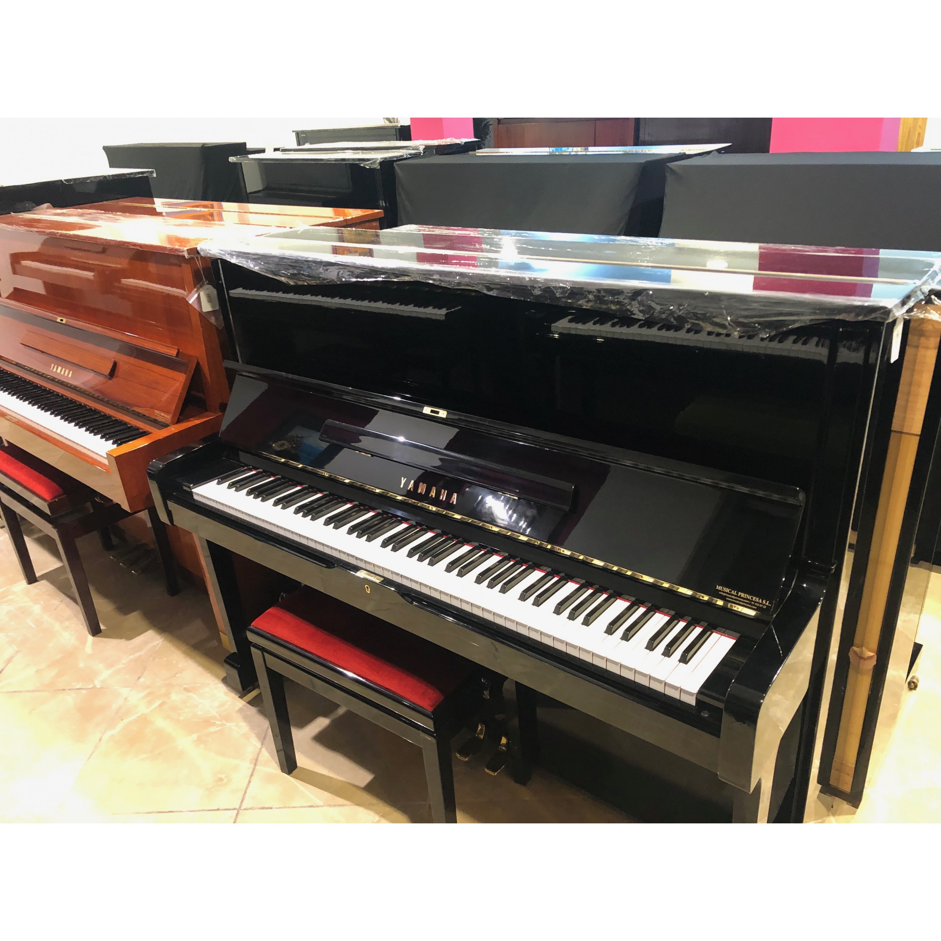 PIANO YAMAHA U1 NEGRO POLIESTER USADO 