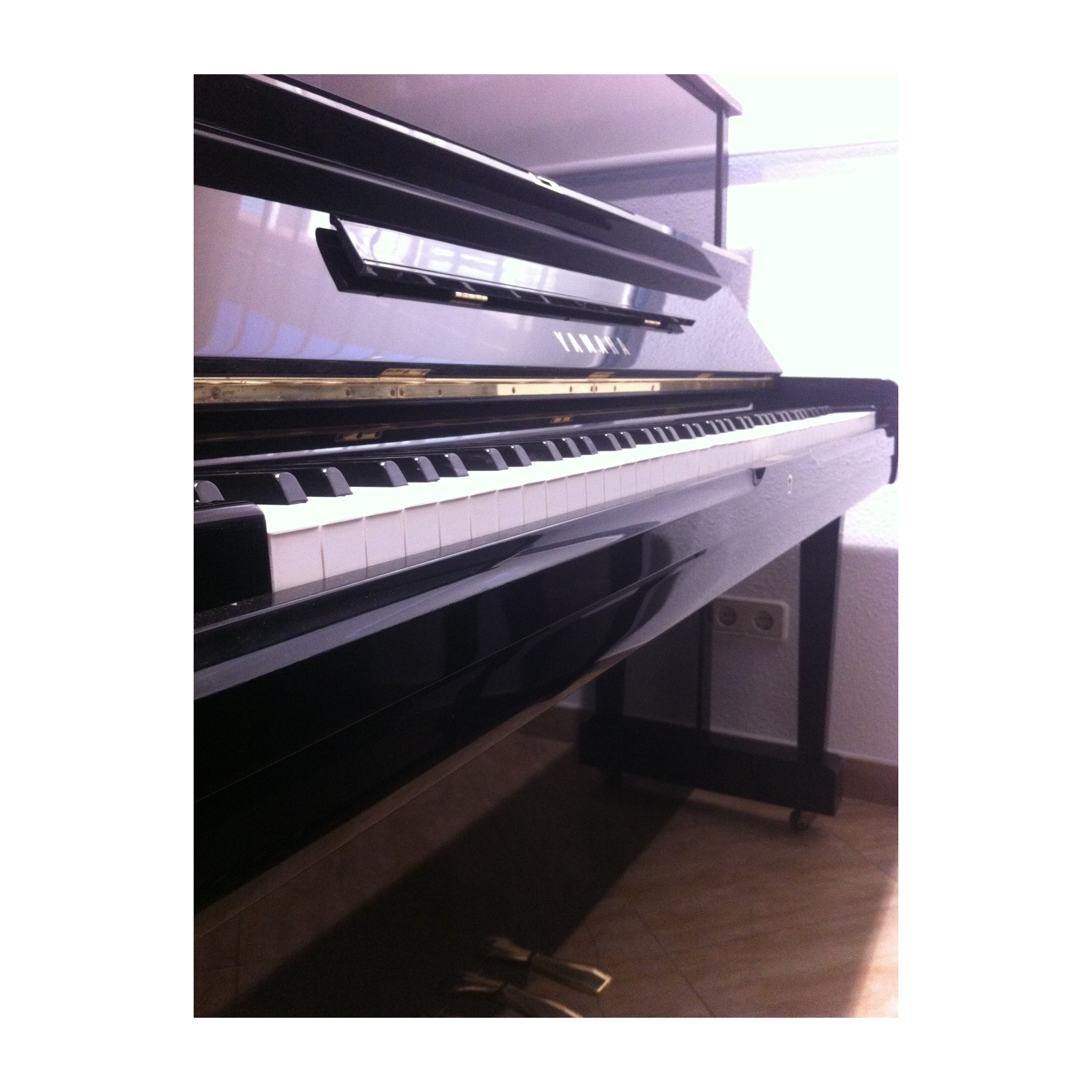 PIANO YAMAHA U1 NEGRO POLIESTER USADO 