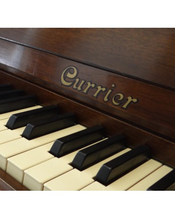 CURRIER CONSOLA PIANO NOGAL ESTILO