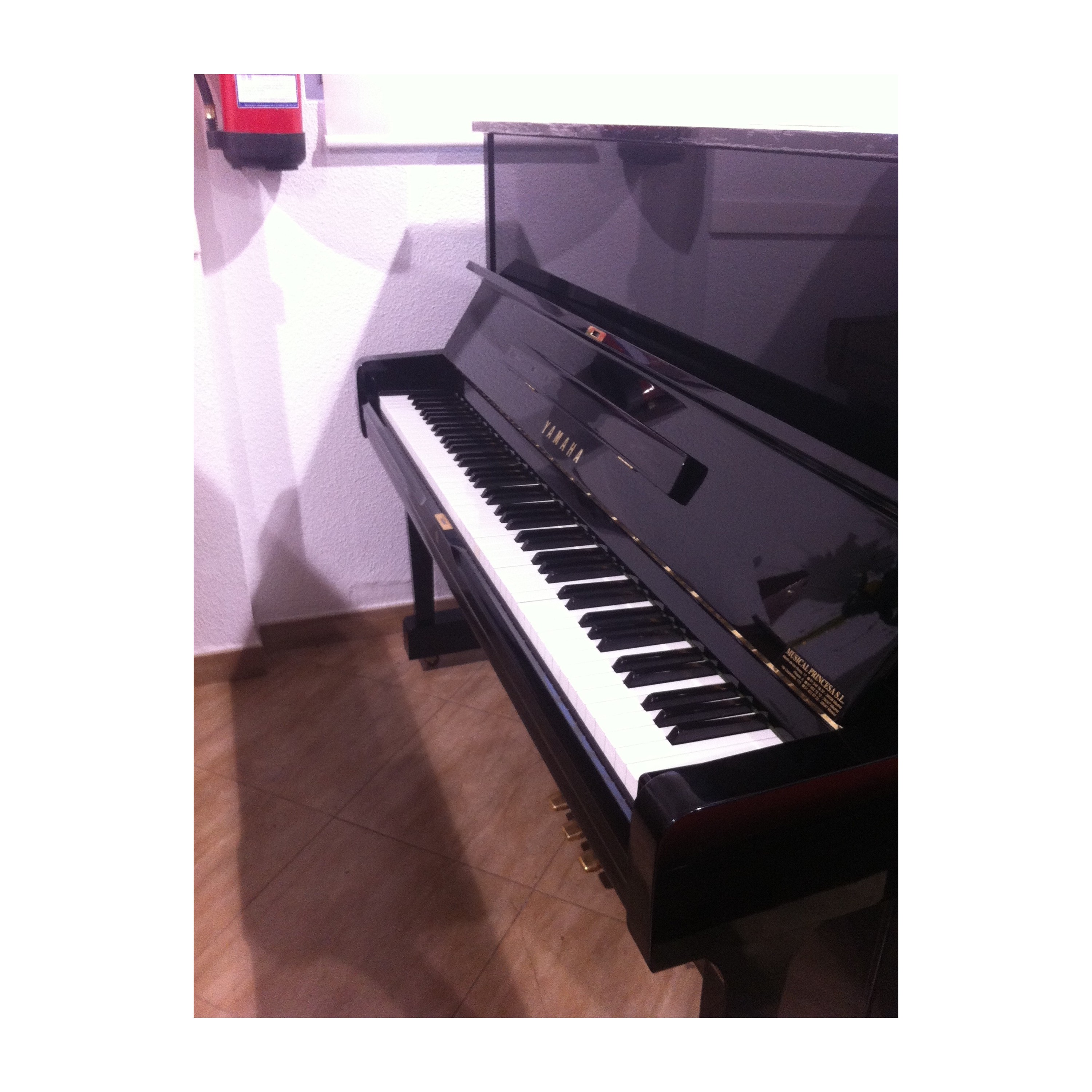 PIANO YAMAHA U1 NEGRO POLIESTER USADO 